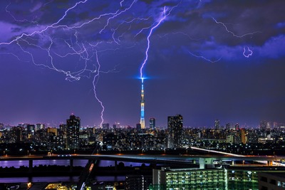 東京スカイツリーと雷の比較明合成