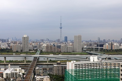 東京スカイツリーと台船