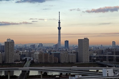 満月と東京スカイツリー