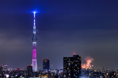 東京スカイツリー『コミュニバース』をイメージした特別ライティングと戸田橋花火大会・いたばし花火大会