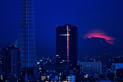 月と東京スカイツリーイーストタワー