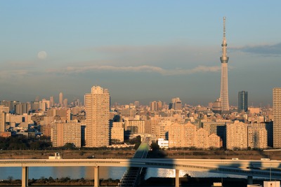 満月と東京スカイツリー