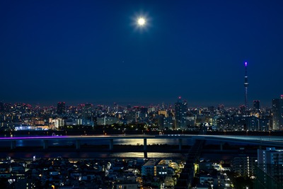 満月と東京スカイツリー