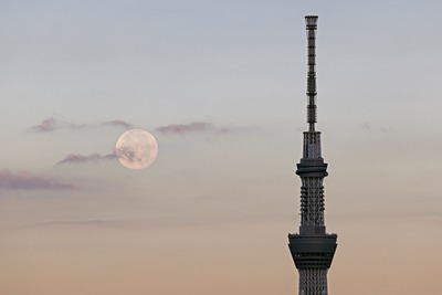 満月と東京スカイツリー