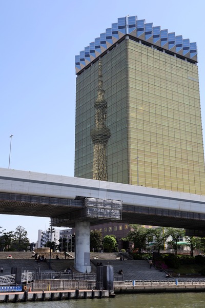 アサヒビールタワーに写る東京スカイツリー