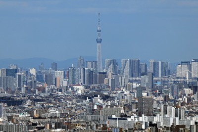 横浜ランドマークタワーから見た東京スカイツリー