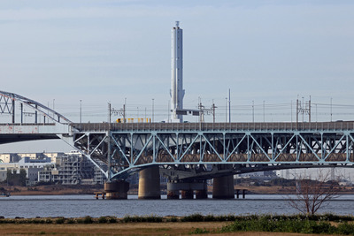 東京スカイツリーと東部スラッジプラントの煙突