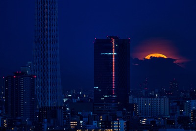 月と東京スカイツリーイーストタワー