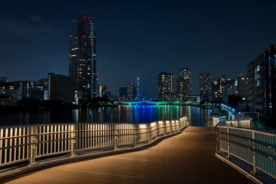 墨田川と佃大橋と東京スカイツリー