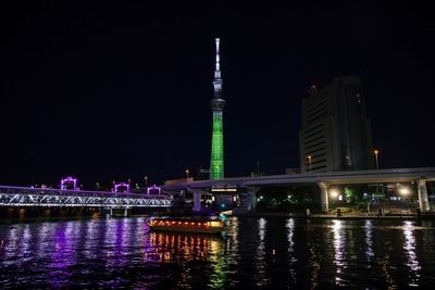 隅田川とうろう流しと推しカラーライティングの東京スカイツリー