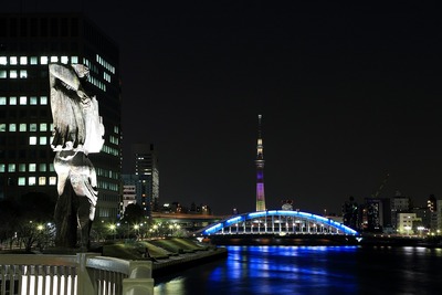 永代橋と彫像と東京スカイツリー