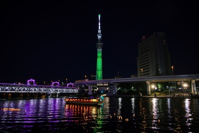 隅田川とうろう流しと推しカラーライティングの東京スカイツリー