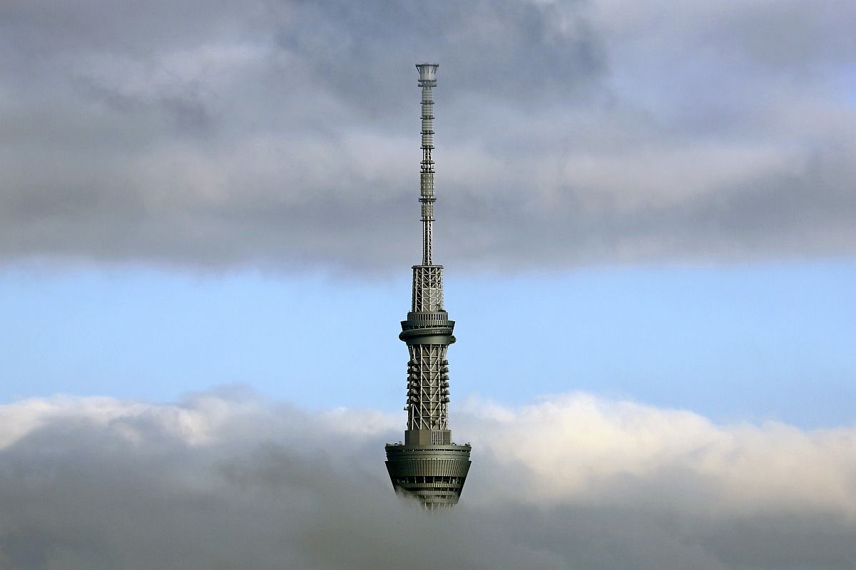 雲の上から顔を出す東京スカイツリー 13年8月27日 東京スカイツリー定点観測所