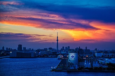 東京ゲートブリッジから見た夕焼けと東京スカイツリー