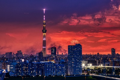 東京スカイツリーと夕焼けと隅田川花火大会