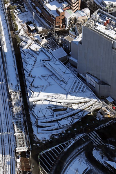 雪化粧した押上駅前自転車駐車場屋上広場