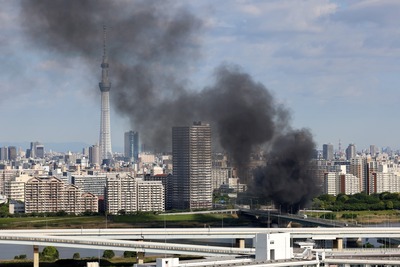 東京スカイツリーと黒煙