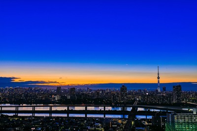 東京スカイツリーのある夕景
