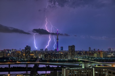 東京スカイツリーと雷
