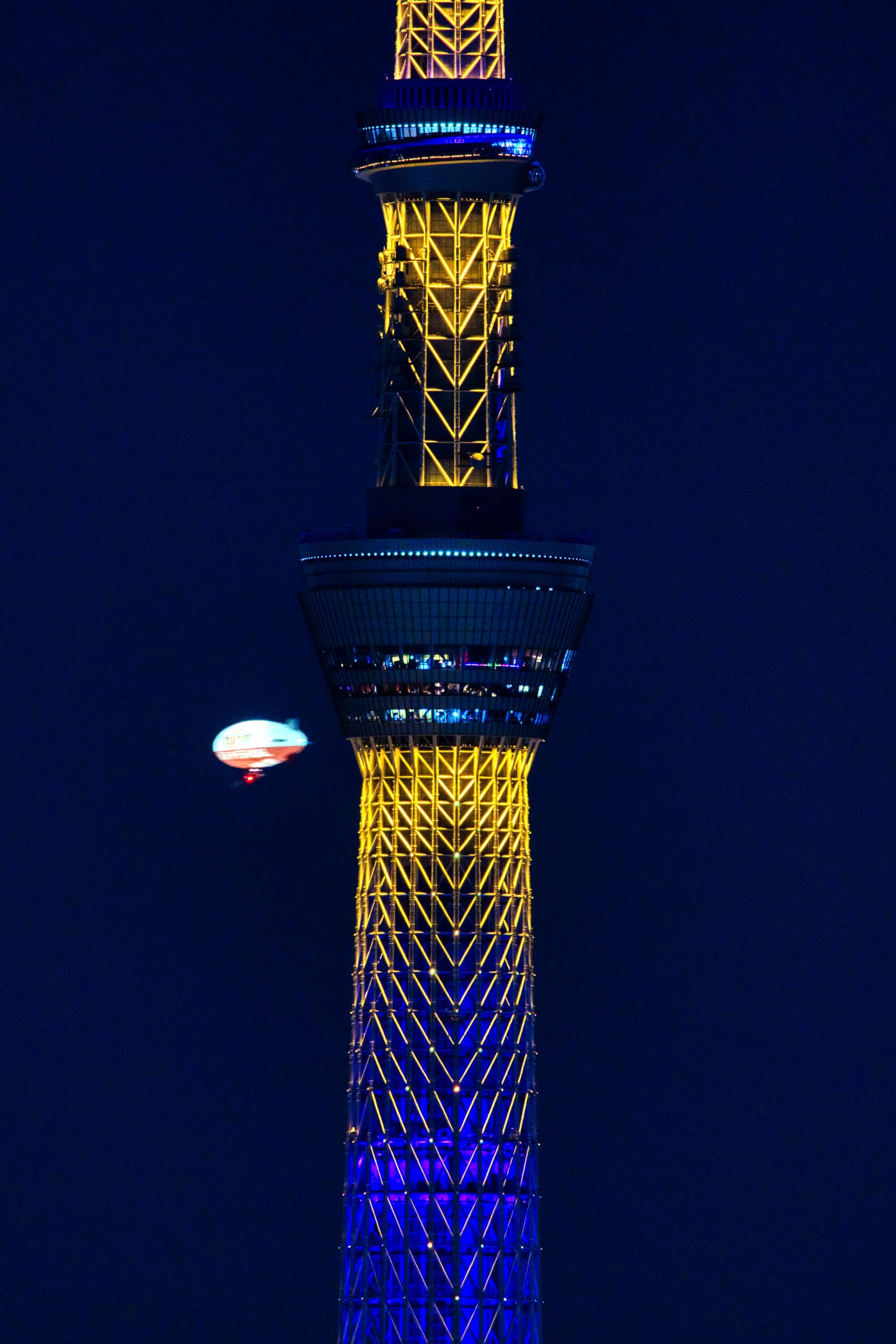 夜の飛行船と東京スカイツリー 22年5月28日 東京スカイツリー定点観測所