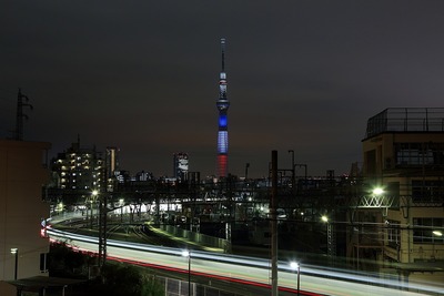 トリコロールカラーの東京スカイツリー