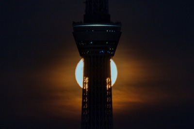 月と東京スカイツリー