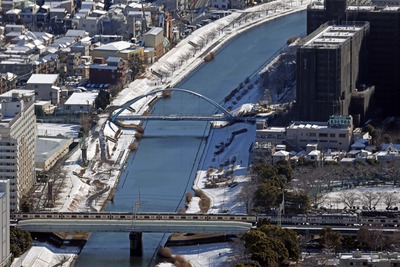 雪化粧したふれあい橋周辺