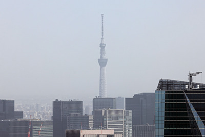 六本木ヒルズの展望室から見た東京スカイツリー