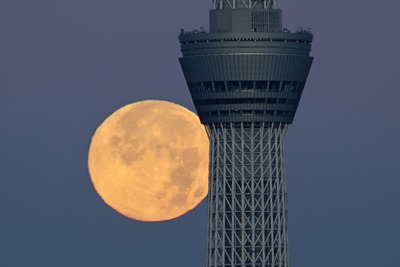 満月と東京スカイツリー