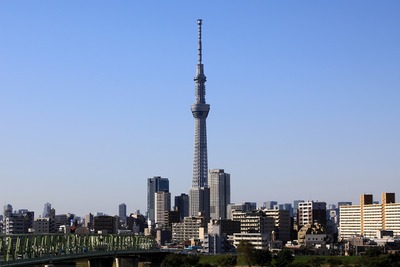 首都高C2から曳舟のタワーマンション群と東京スカイツリー