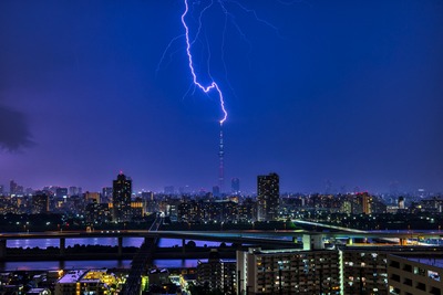 東京スカイツリーに雷が直撃