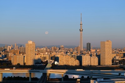 満月と東京スカイツリー
