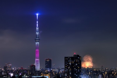 東京スカイツリー『コミュニバース』をイメージした特別ライティングと戸田橋花火大会・いたばし花火大会