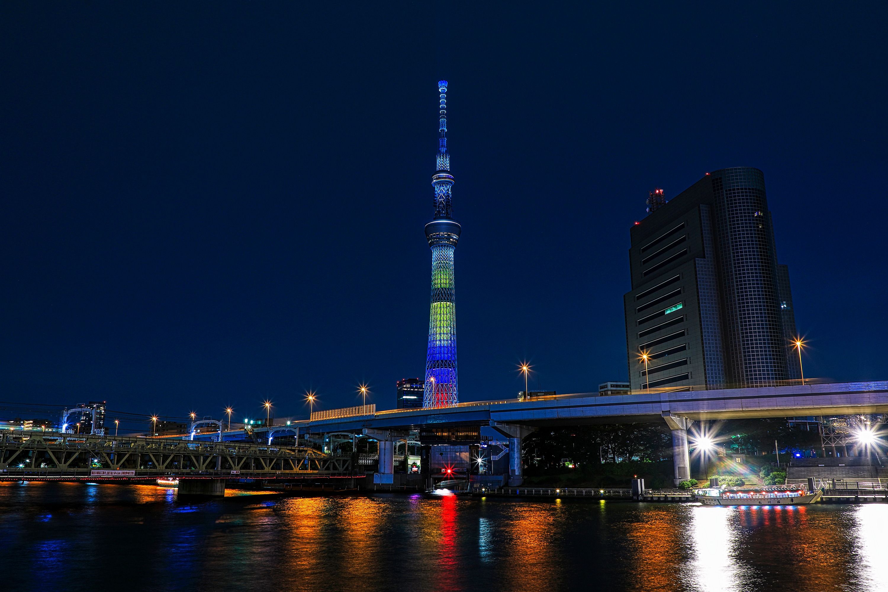 隅田公園から見たコロンビア共和国の国旗をイメージした特別ライティング 19年7月日 東京スカイツリー定点観測所 隅田公園から見たコロンビア共和国の国旗をイメージした特別ライティング 19年7月日 東京スカイツリー定点観測所