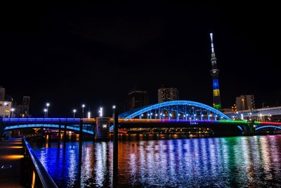 オリンピックカラーの東京スカイツリーと駒形橋