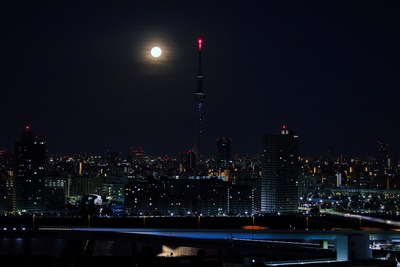 月と東京スカイツリー