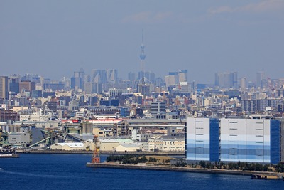 横浜マリンタワーから見た東京スカイツリー