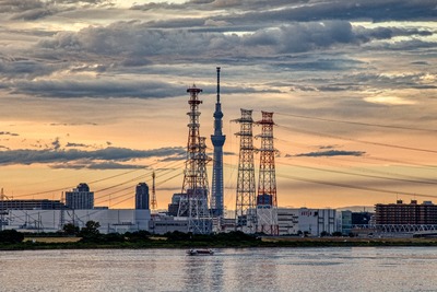 鉄塔と夕焼けと東京スカイツリー