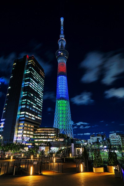 パラリンピックシンボルカラーの東京スカイツリー