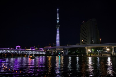 隅田川とうろう流しと推しカラーライティングの東京スカイツリー