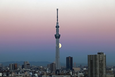 満月と東京スカイツリー