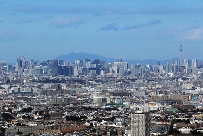 横浜ランドマークタワーから見た東京スカイツリーと東京タワー