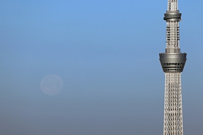 満月と東京スカイツリー