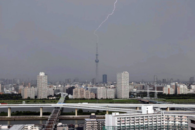 雷と東京スカイツリー