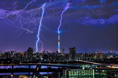 東京スカイツリーと雷の比較明合成