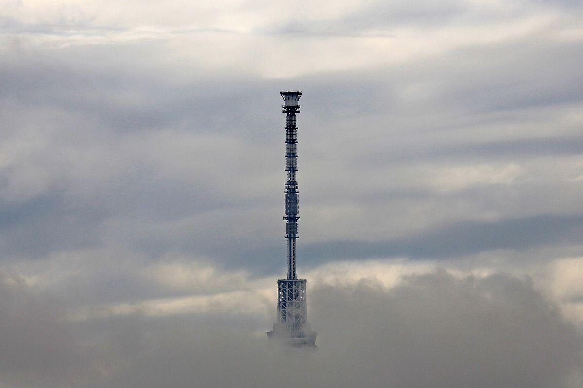 雲から突き抜ける東京スカイツリー 13年9月9日 東京スカイツリー定点観測所 雲から突き抜ける東京スカイツリー 13年9月9日 東京スカイツリー定点観測所