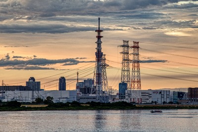 鉄塔と夕焼けと東京スカイツリー