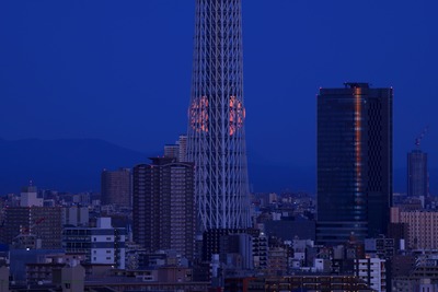 ほぼ満月と東京スカイツリー