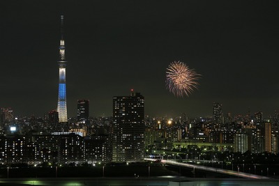 東京スカイツリーと亀戸地区夏祭りの花火