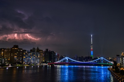 清洲橋と東京スカイツリーと雷